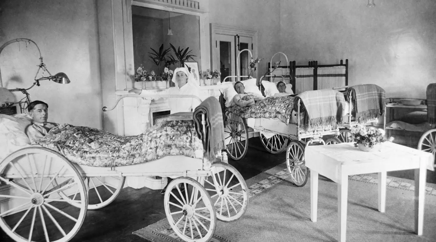 Nurses and patients at the Anzac Hostel in Victoria c 1919.