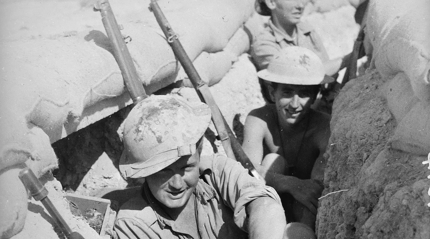 Troops in hot section trench Tobruk