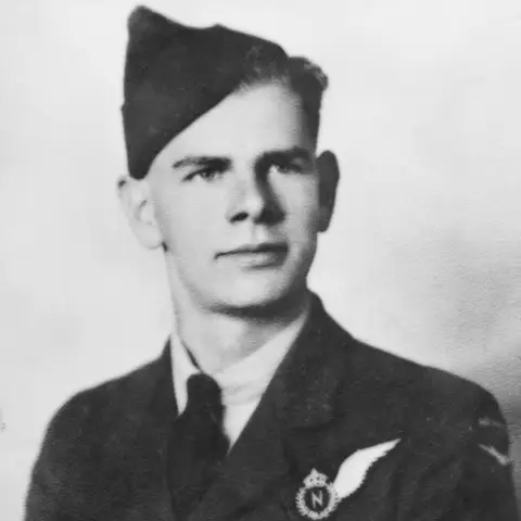 Portrait of Flight Sergeant Keith Mills in his uniform