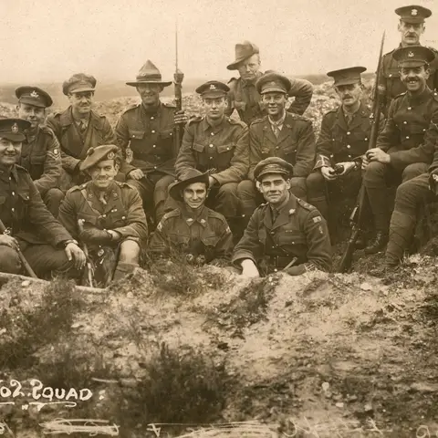 Alexander MacNeil (centre front) attended the mortar instructors' course at Lyndhurst in November 1917.
