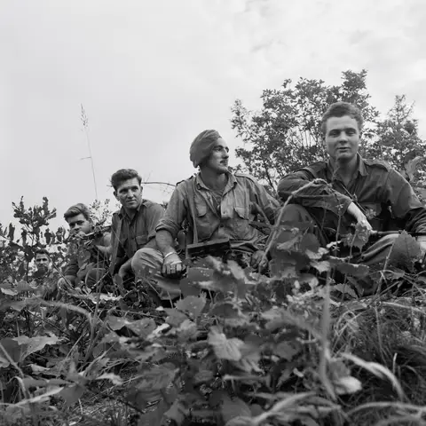9 Platoon, 1st Battalion, 1rar soldiers resting