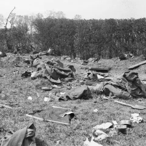 The bodies of German machine-gun crew AWM E02434