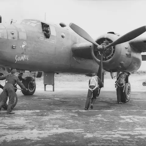 ENGLAND. 1944-06-11. CREW OF "B BEER" PUSH HER INTO DISPERSAL. "B BEER" IS A RAF MITCHELL BOMBER AIRCRAFT OF NO. 98 SQUADRON RAF, WHICH HAS BOMBED ENEMY TERRITORY EIGHTY TIMES, AND THREE MEMBERS OF THE CREW ARE MEMBERS OF THE RAAF. AWM UK1478
