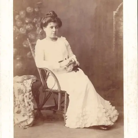 Portrait of Louise Mack. Photograph by Kerry and Co. nla.obj-146668783. Courtesy of the National Library of Australia.