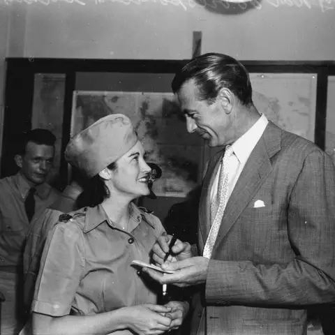 War correspondent Lorraine Stumm with Gary Cooper, Brisbane, 16 November 1943. Photograph by Queensland Newspapers Pty. Ltd. Courtesy of the State Library of Queensland.