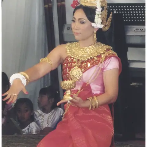 Sokha (Lisa) Sras wearing the Rothklav crown, c. 1995