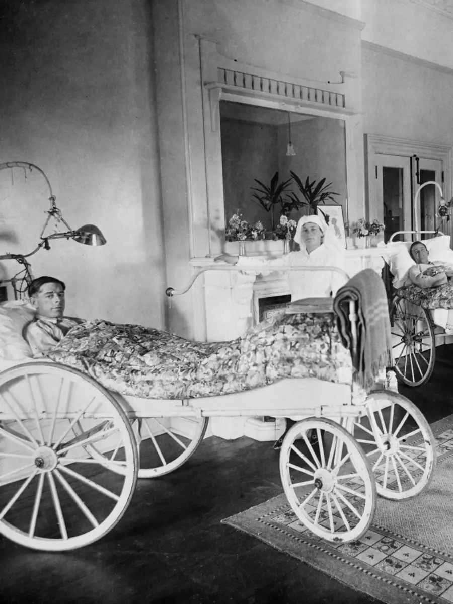 Nurses and patients at the Anzac Hostel in Victoria c 1919.